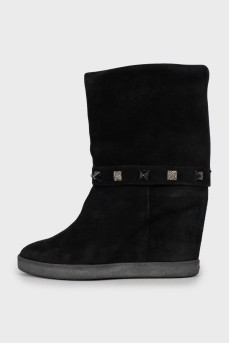 Suede ankle boots decorated with studs