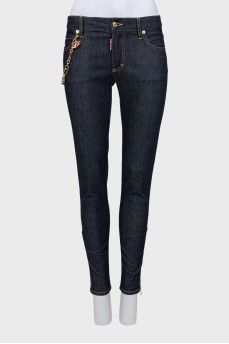 Skinny jeans decorated with chain