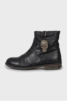 Leather boots decorated with a skull