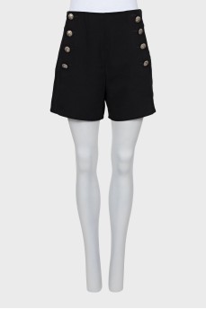 High-waist shorts decorated with buttons