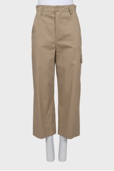 Beige trousers with pockets