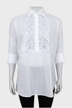 Loose-fitting blouse with lace