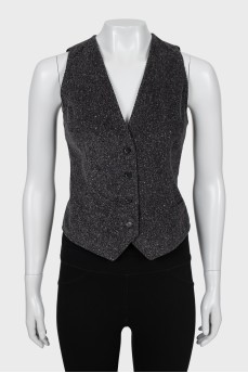 Fitted vest with buttons