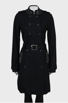 Fitted coat with decor