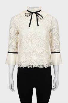 Blouse decorated with frills and ribbon