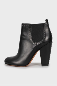 Ankle boots decorated with metal rhinestones