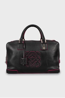 Tote bag with contrasting edges