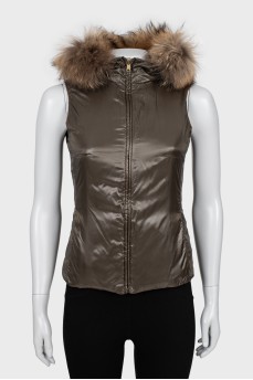 Reversible vest with removable fur