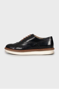 Leather brogues with brown laces