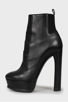 Leather ankle boots with textile inserts