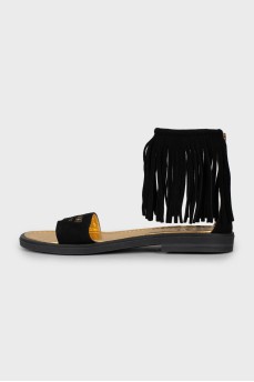 Suede sandals decorated with fringes
