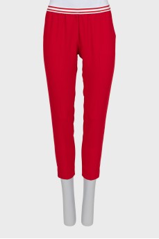 Cropped red trousers with arrows