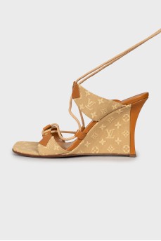 Wedge sandals with signature print