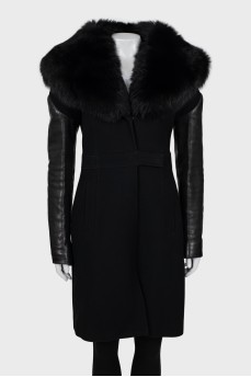 Coat with leather sleeves and fur