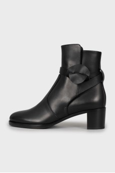 Leather ankle boots with twist closure