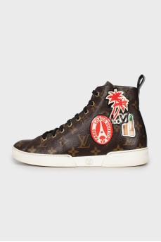Sneakers in branded print with patches