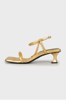 Gold sandals decorated with a chain