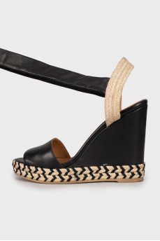Leather sandals with woven platform