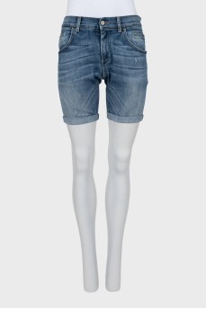 Blue denim shorts with roll-ups
