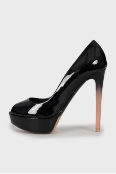Black patent leather open toe shoes