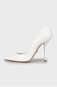 White patent leather pointed toe shoes