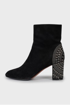Suede ankle boots decorated with eyelet