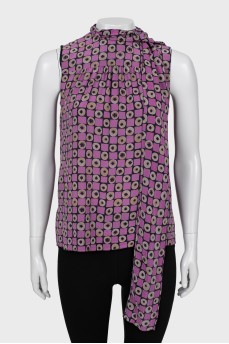 Sleeveless blouse with tie