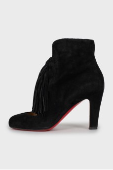 Suede ankle boots decorated with fringes