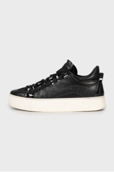 Leather sneakers with metal logo