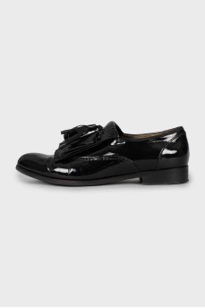 Patent leather loafers with fringe