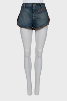 Relaxed denim shorts with tag