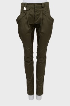 Tapered trousers with voluminous pockets