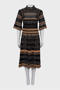Fitted dress with pattern