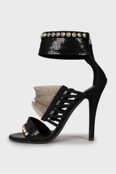 Suede sandals decorated with spikes