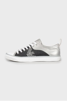 Sneakers made of leather and textiles with the brand logo