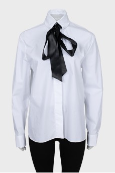 Loose fit shirt with ribbon