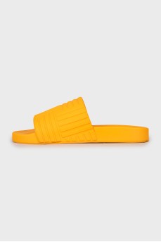 Patterned rubber flip-flops