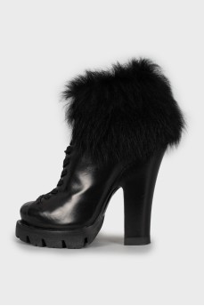 Leather ankle boots decorated with fur