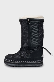 Insulated boots with embroidered logo