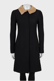 Fitted coat with knitted neck