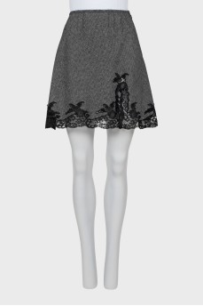 Skirt decorated with lace with a slit