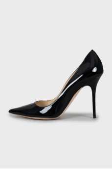 Patent black pointed toe shoes