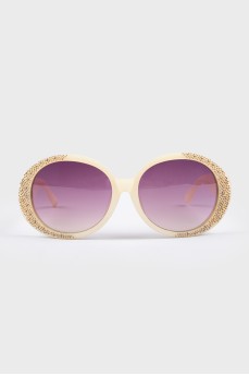 Sunglasses with oblong lenses