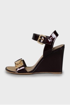 Leather sandals with patent leather wedge heels