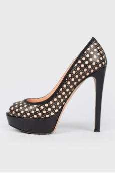 High -heeled black shoes