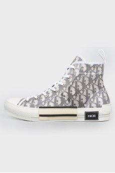 White high sneakers in the letter print