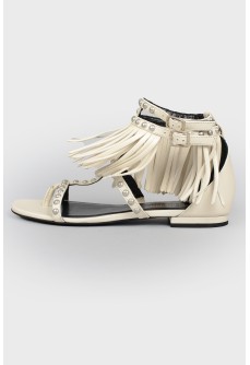 Leather sandals with a fringe with a tag