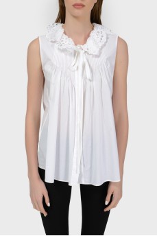Blouse with an openwork collar with a tag