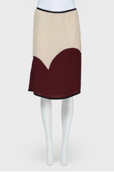 Light skirt with burgundy inserts