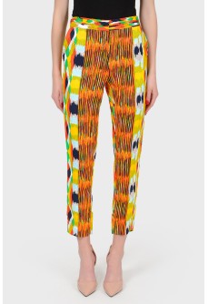 Shortened trousers in an abstract print with a tag